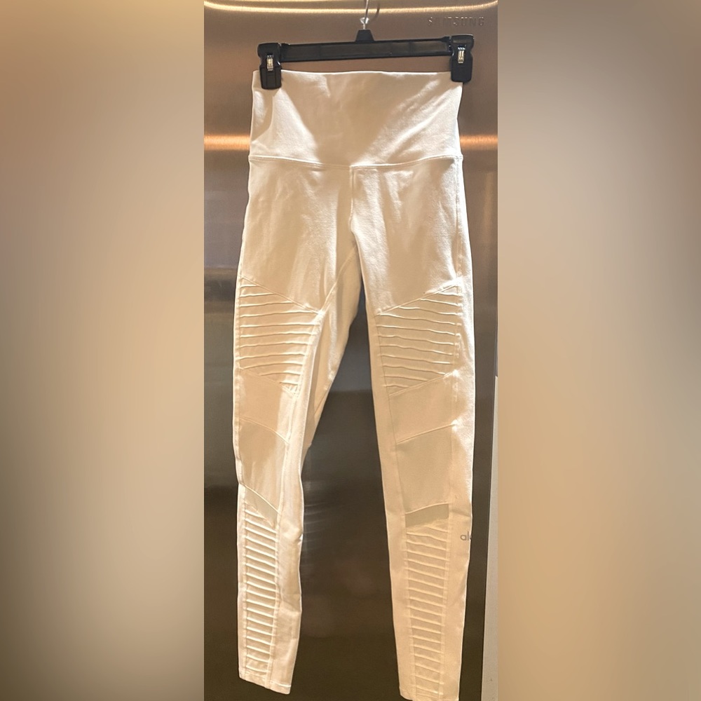 Alo womens leggings cream/white leggings. Size small